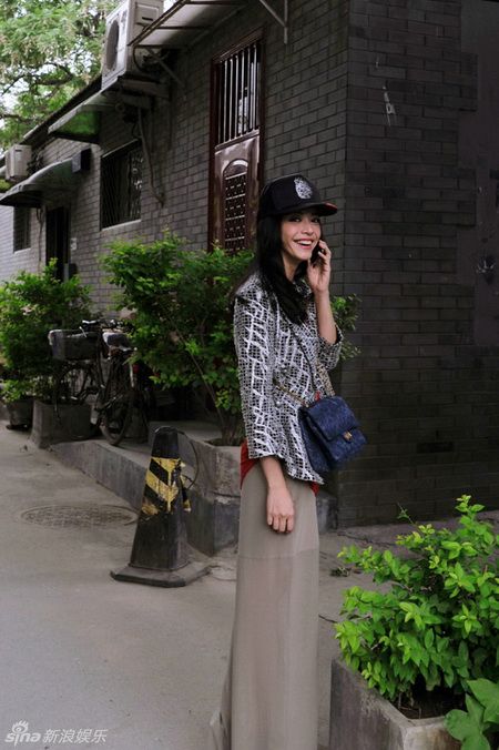 姚晨早春街拍美腿醒目 获赞时尚辣妈